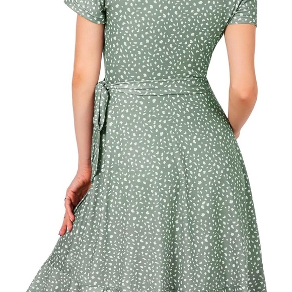 Elegant Green and White Midi Dress - Picture 2 of 11